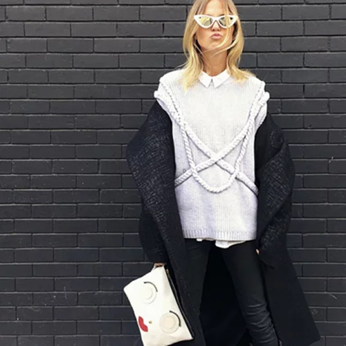 Πώς φορούν τώρα το πουλόβερ τα πιο stylish κορίτσια