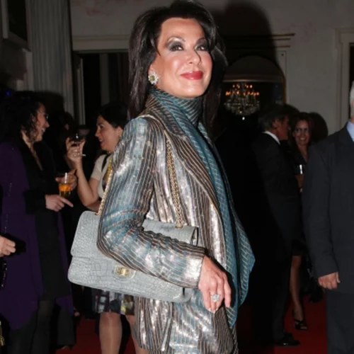 Το άλλο πρόσωπο της Γιάννας Αγγελοπούλου | Το απίθανο σπίτι της και οι κόκκινες σατέν πιτζάμες (pics)