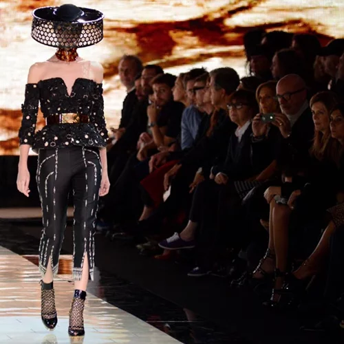 10 χρόνια από το θάνατο του Alexander McQueen | 10 δημιουργίες του σχεδιαστή που έμειναν στην ιστορία