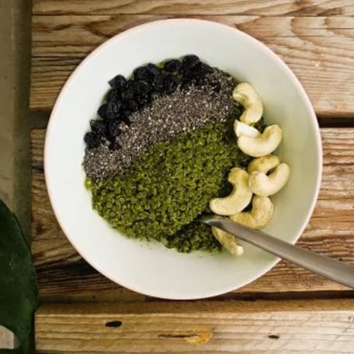 Υπερ-θρεπτικό πρωινό με κινόα, chia, μαύρες σταφίδες, ξηρούς καρπούς και matcha