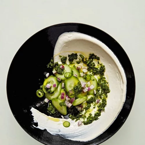 Ντιπ γιαουρτιού με χυμό από τουρσί και πικάντικη σάλτσα από πράσινα μυρωδικά