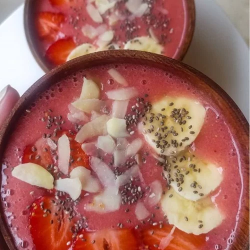 Πρωινό smoothie bowl με μπανάνα και φράουλα για να ξεκινήσεις τη μέρα σου με τον πιο θρεπτικό τρόπο