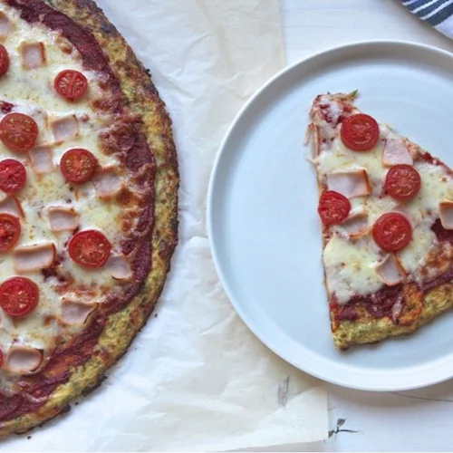 Πίτσα με βάση το κολοκυθάκι για ένα light και θρεπτικό αποτέλεσμα