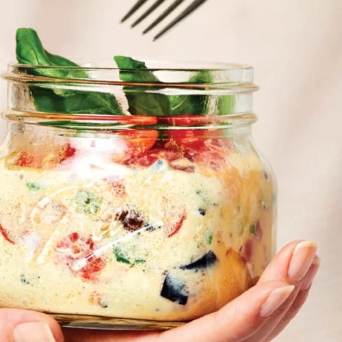 Ομελέτα με φέτα, ντομάτες και ελιές: Το τέλειο πρωινό φτιάχνεται σε βάζο!