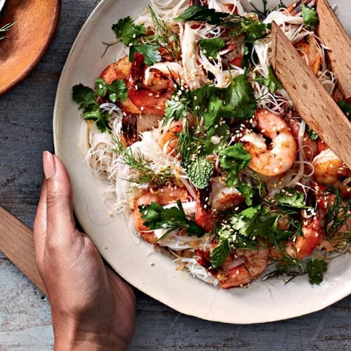 Noodles με γαρίδες, ταχίνι και σαλάτα με εσπεριδοειδή και μυρωδικά