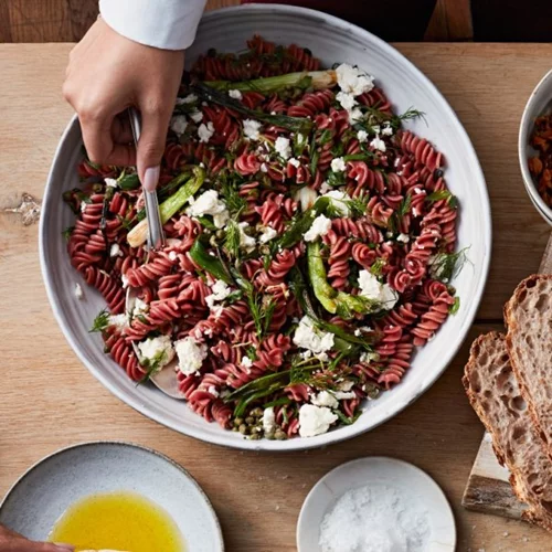 Βίδες από παντζάρια με φρέσκο κρεμμυδάκι, κάππαρη και φέτα