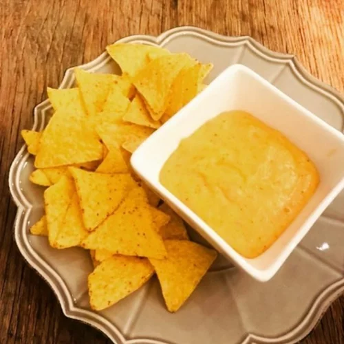 Υγιεινά νάτσος με τυρί; Δύο vegan εκδοχές με λαχανικά για ένα απρόσμενα υγιεινό αποτέλεσμα