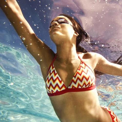 Ασκήσεις στο νερό για δυνατά χέρια, σφιχτούς κοιλιακούς και σμιλεμένους γλουτούς για τη θάλασσα και την πισίνα