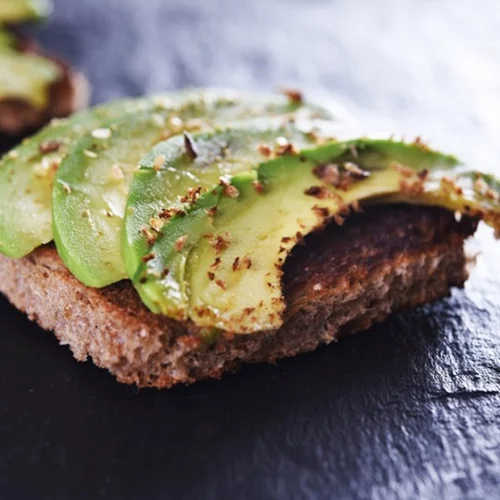 Πώς θα φτιάξεις ψωμί από κινόα (και ένα τέλειο spread με αβοκάντο!)