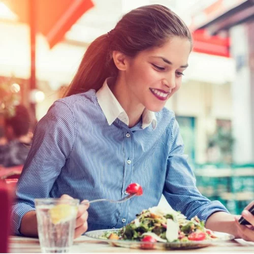 Το ιδανικό μεσημεριανό στο γραφείο, στο εστιατόριο, στο ταξίδι: Τι να επιλέξεις κάθε φορά;