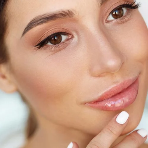 Πότε να βάλεις ρετινόλη στο δέρμα, πότε βιταμίνη C και πότε ενυδατική κρέμα; Η σωστή ώρα για κάθε περιποίηση