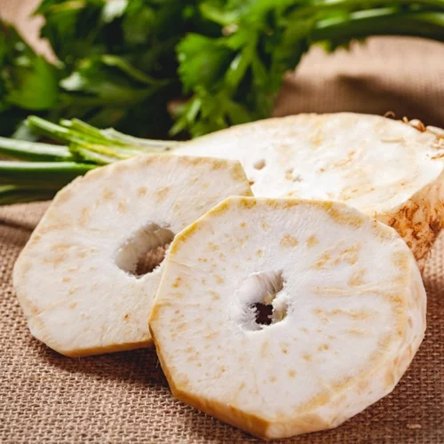 «Μπριζόλες» από ρίζες σελινόριζας με μπρόκολο και σάλτσα βέρντε φιστικιού