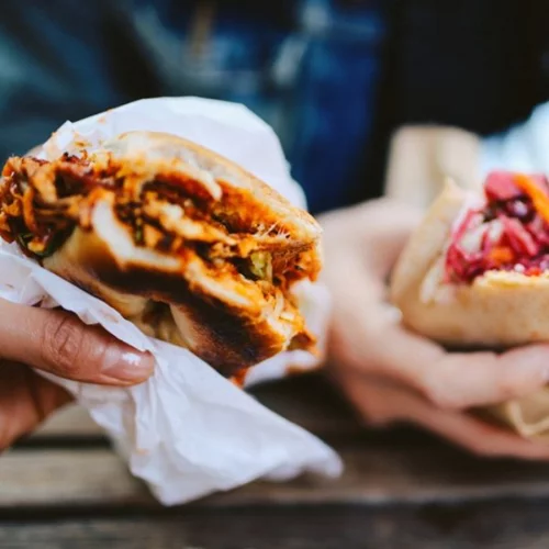 Λιγούρα για γλυκό και junk food; 3 light συνταγές για εκείνες τις ώρες