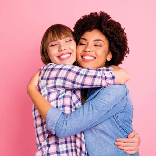 Παγκόσμια Ημέρα Αγκαλιάς: Πώς η αγκαλιά κάνει καλό στην υγεία μας