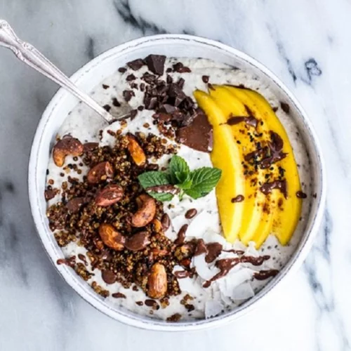 To απόλυτο smoothie bowl, ιδανικό για πρωινό, με καρύδα, κινόα και μαύρο σουσάμι