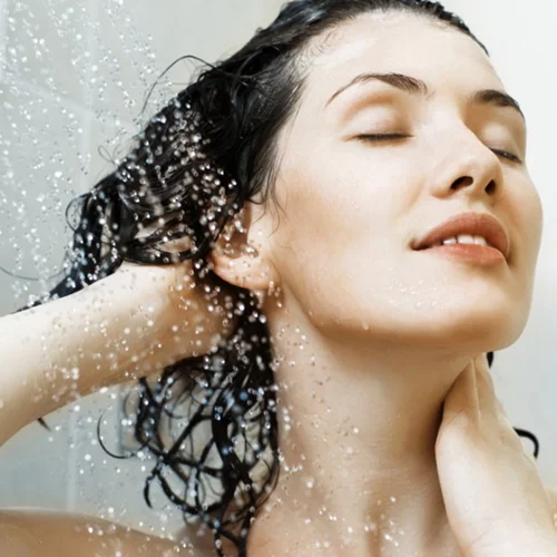 Bάζεις conditioner στις ρίζες των μαλλιών; (Τελικά, πρέπει ή όχι;)