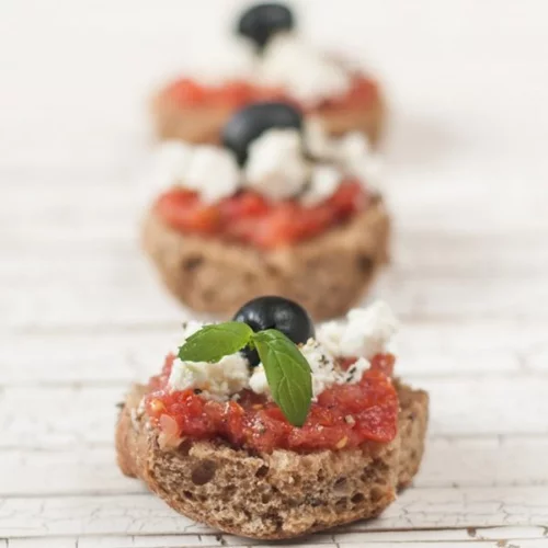 Πώς τρώγεται ο ντάκος; 3 μεσογειακές συνταγές ιδανικές για το καλοκαιρινό γεύμα