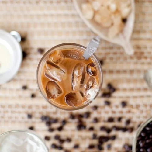 4 πράγματα που πρέπει να ξέρεις για τον ντεκαφεϊνέ (πόση καφεΐνη έχει, αν είναι επικίνδυνος και άλλες απορίες)