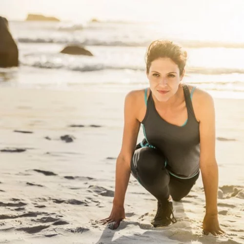 Ασκήσεις στην άμμο από την trainer (χωρίς εξοπλισμό)