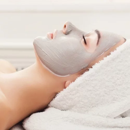 Πράσινη άργιλος, κόκκινη, ροζ, λευκή: Τι κάνει κάθε μία και ποια να προτιμήσεις ανάλογα με την ανάγκη του δέρματος