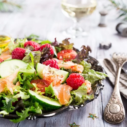 Και γιορτινές και υγιεινές! 7 σαλάτες για τα Χριστούγεννα που παίρνουν την έγκριση του διατροφολόγου