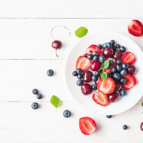 Πόσα φρούτα μπορώ να τρώω; Ολόκληρα, σε smoothie ή χυμό;