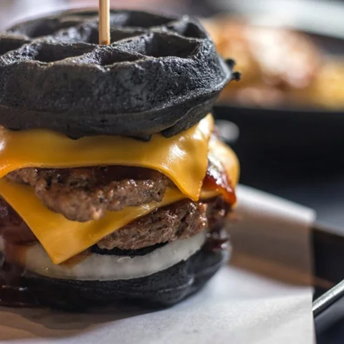 Μαύρα τρόφιμα με ενεργό άνθρακα: Τα «υπέρ» και τα «κατά» της νέας μόδας στη διατροφή