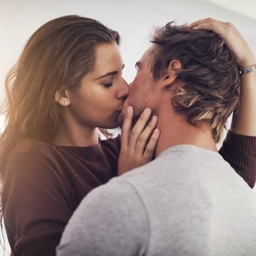 Φίλα το σύντροφό σου περισσότερο! 3 οφέλη που έχει το φιλί και δε φανταζόσουν