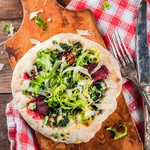 Χορτοφαγική vegan πίτσα με τυρί από κάσιους, σάλτσα pesto και λαχανικά