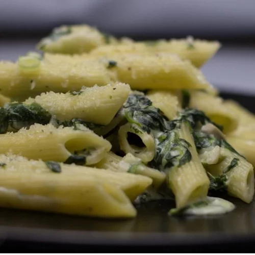 Πένες με σπανάκι στο φούρνο: Νόστιμη μακαρονάδα με 340 θερμίδες μόνο!