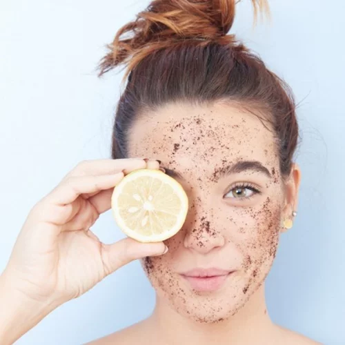 Λεμόνι με ζάχαρη για απολέπιση κι άλλα 4 γνωστά beauty tricks που ΔΕΝ πρέπει να δοκιμάσεις ποτέ!