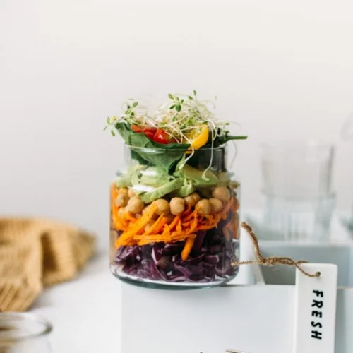 Σαλάτα με κινόα και σπανάκι σε βαζάκι