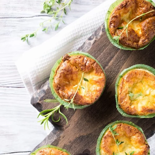 Συνταγή για αλμυρά μάφινς με κρεμμύδι και κάρυ