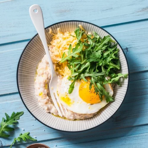 Πώς τρώγεται η βρώμη; 10 συνδυασμοί με αλμυρά toppings για το πρωινό και μεσημεριανό σου