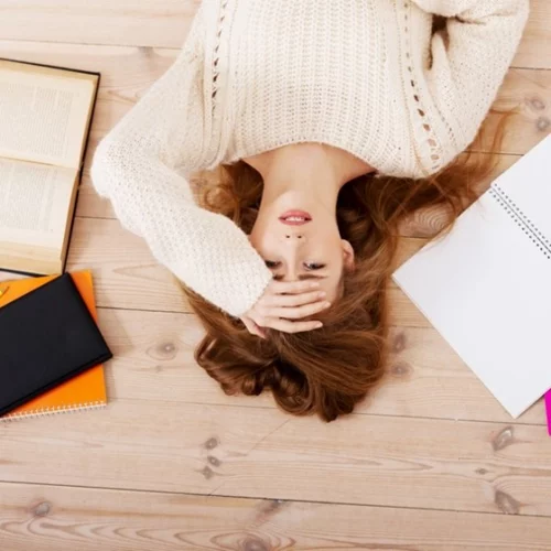 Πώς το άγχος σε κάνει να πονάς ή να αποκτάς ακμή (και πώς να αντιμετωπίσεις κάθε σύμπτωμα);