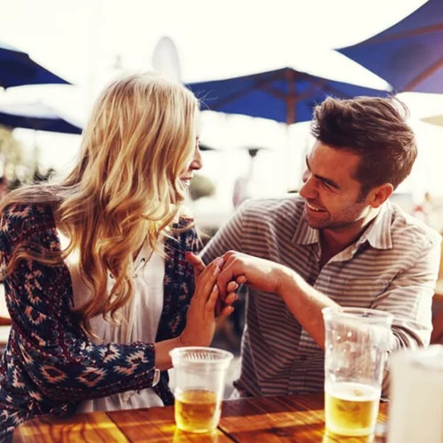 Ραντεβού στα τυφλά: Ο απόλυτος οδηγός επιβίωσης από τους Έλληνες experts των σχέσεων