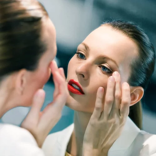 Ενοχλήσεις στα μάτια; Τα πιο συχνά προβλήματα και οι λύσεις (τσούξιμο, φαγούρα, βλέπεις σημαδάκια ή θολά;)