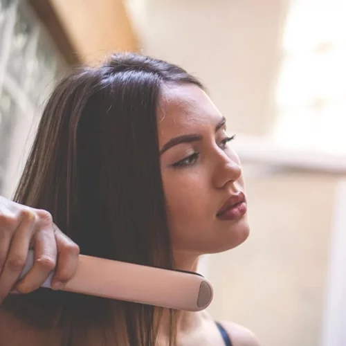 Το πιο hot βίντεο για ίσιωμα μαλλιών στο σπίτι (όπως στο κομμωτήριο!)