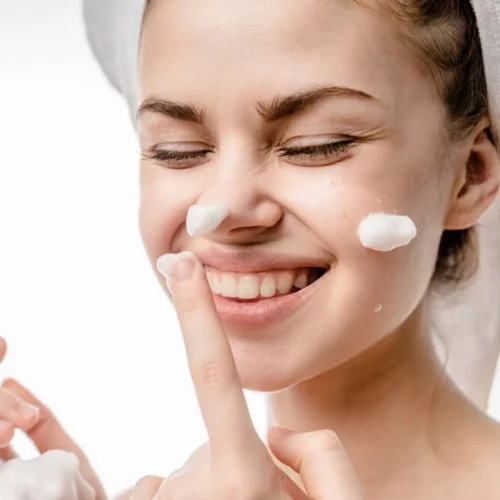 Βάλε ενυδατική κρέμα σα να είσαι pro! Plus: Τα λάθη που κάνεις με την ενυδάτωση