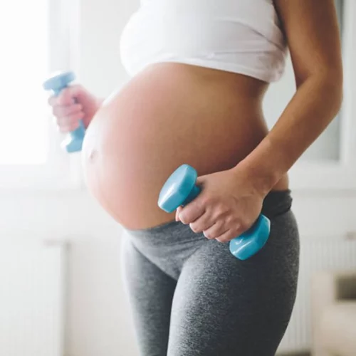 Εγκυμοσύνη και άσκηση: Πώς θα παραμείνεις σε φόρμα; Να πας γυμναστήριο ή να επιλέξεις κάτι άλλο;