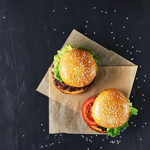 Μπορείς να τρως ανθυγιεινές τροφές ενώ προσέχεις τη διατροφή σου; Η διαιτολόγος λέει «φυσικά, ΝΑΙ!»