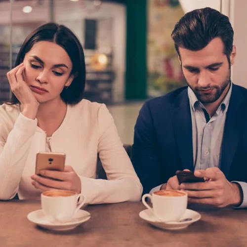 Πειράζει αν έχεις λογαριασμό στο Tinder ενώ είσαι σε σχέση;