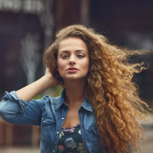 Έχεις μπούκλες; ΠΡΕΠΕΙ να φτιάξεις αυτή τη μάσκα μαλλιών