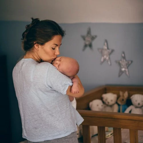 Ύπνος μωρού: 5 tips για να μάθει αν κοιμάται στην κούνια του