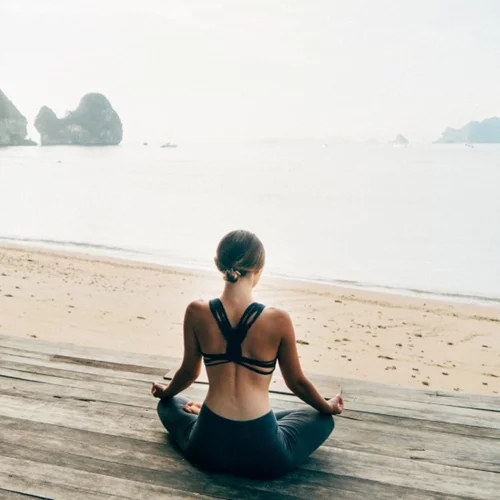 6 ασκήσεις γιόγκα για την παραλία