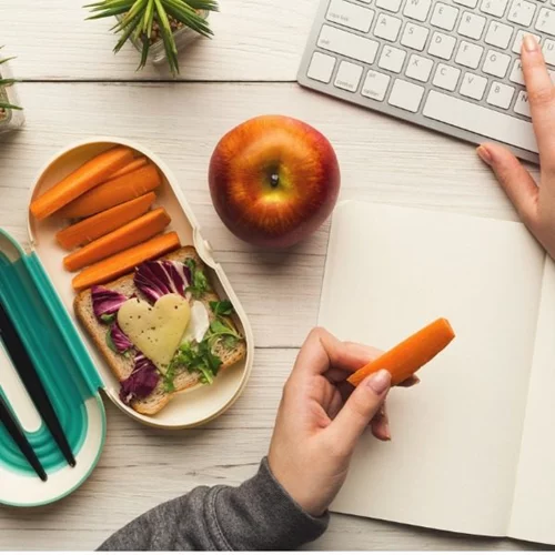 Σνακ με λιγότερες από 100 θερμίδες: Οι επιλογές για κάτι γλυκό, αλμυρό, τραγανό, κρεμώδες!