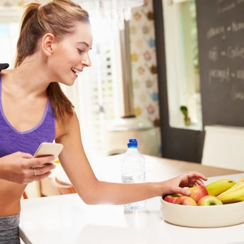 7 τροφές που επιλέγουν οι fitness experts μετά τη γυμναστική (τυρί cottage, σολομό, σοκολάτα και…)