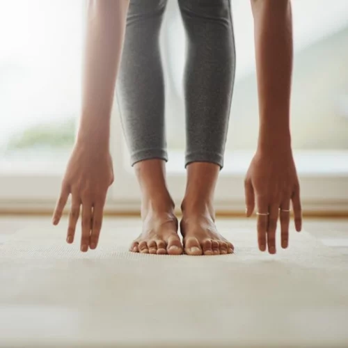 Μαθήματα γιόγκα στο σπίτι: Όσα πρέπει να ξέρεις πριν ξεκινήσεις