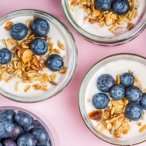 Γλυκά διαίτης με γιαούρτι: 5 συνταγές για τα σνακ ή για γλυκό πρωινό