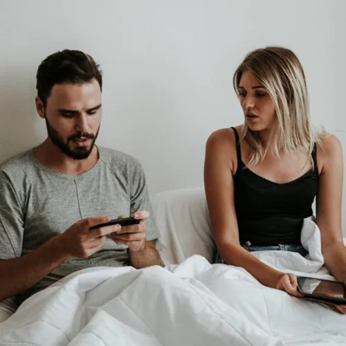 Μυστικά στη σχέση: Πότε να πεις κάτι και πότε όχι;